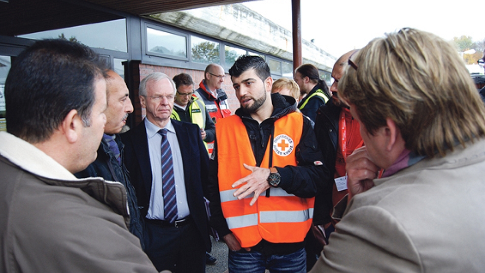 Im Gespräch mit Flüchtlingen: Landrat Bernhard Bramlage (3. von links), neben ihm Dolmetscher Hawa Ajji, rechts die SPD-Landtagsabgeordnete Johanne Modder. © Foto: Hoegen
