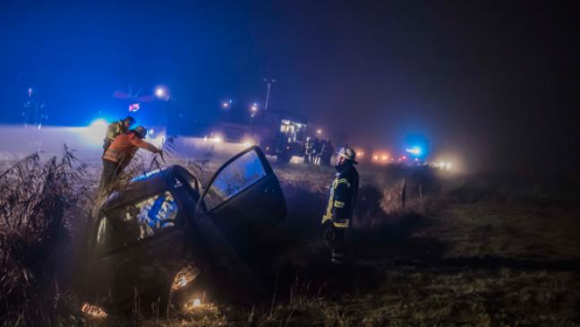 Auto landet im Graben