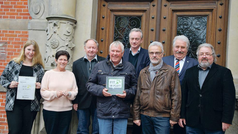 Für Plattdeutsch in Sportvereinen machen sich (v.l.) Grietje Kammler (Plattdüütskbüro), Helga Kruse (SSB Emden), Alfred Helmers (KSB Wittmund), Remmer Hedemann (KSB Aurich), Landschaftsdirektor Dr. Rolf Bärenfänger, Martin Feldkamp (Oostfreeske Taal), Landschaftspräsident Rico Mecklenburg und Egge Mansholt (KSB Leer) stark. © Foto: privat