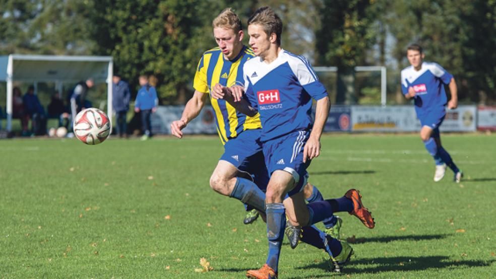 Ihr zweites Derby der Saison bestreiten die Holthuser im Jan-Philipp Kandemir (v.) am Sonntag. Der TuS Weener II (hier mit Michael Yzer) reist derweil zum Spitzenreiter Ihren. © Foto: Mentrup