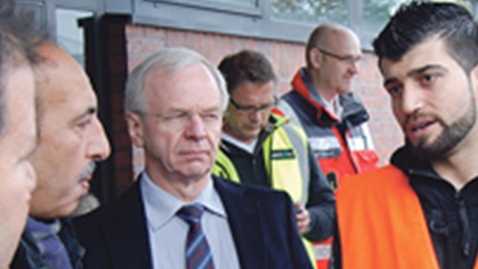 Weiterhin im Dauereinsatz für die Flüchtlingsunterbringung im Kreis Leer: Landrat Bernhard Bramlage. © Foto: Hoegen