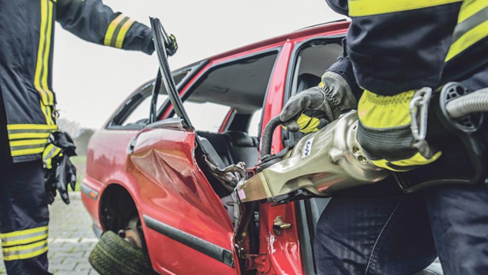 Mit dem Spreitzer können auch stark verformte Unfallfahrzeuge geöffnet werden. © Foto: Klemmer