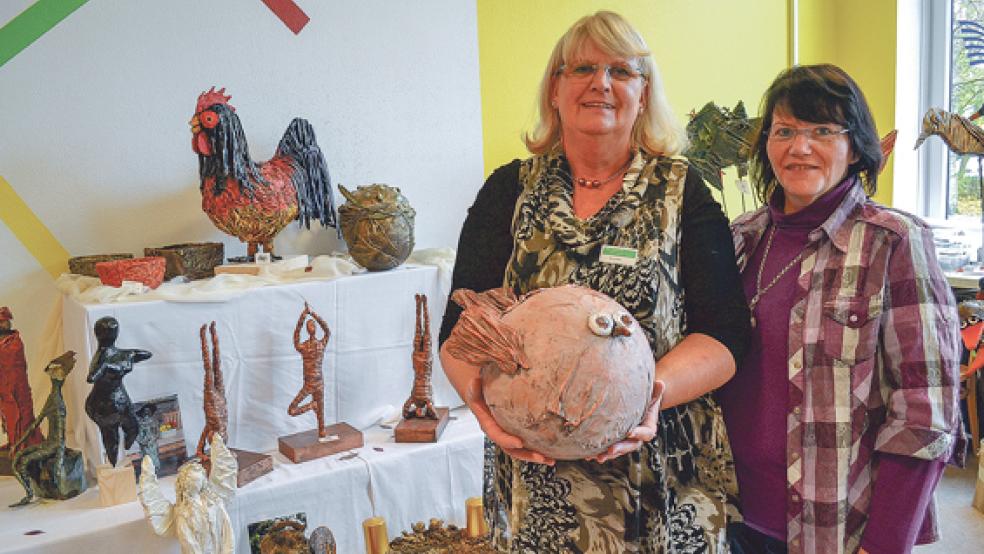Käte Hochartz, sie kommt gebürtig aus Möhlenwarf, und Susanne Gabbert präsentierten ihre »Skulpturenwelt«. Das sind Kunstwerke aus Stoffen und Textilversteifer.  © Foto: Hülsebus