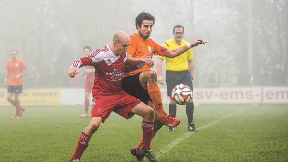 Ein Kampfspiel entwickelte sich zwischen Jemgum und Holte, wie diese Szene zwischen Klaas Tielemann und Hendrik Janssen zeigt.  © Foto: Mentrup
