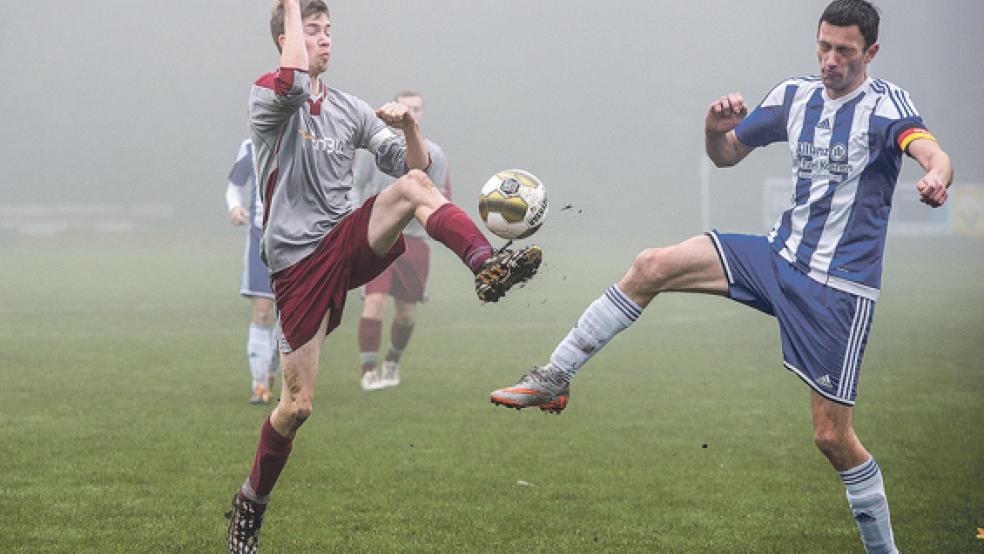 Augen zu und durch: Weil Möhlenwarfs Kapitän Thomas Smidt (r.) spät traf, gab es zwischen den Sportfreunden und Oldersum keinen Sieger. © Foto: Mentrup