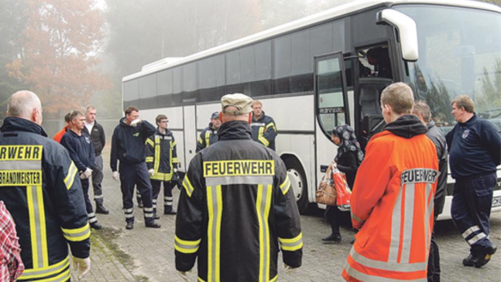 Ankunft in Weener: Die ersten der insgesamt 51 Flüchtlinge verlassen an der Floorenstraße den Bus, der sie aus Bramsche abgeholt hatte. © Foto: Hoegen