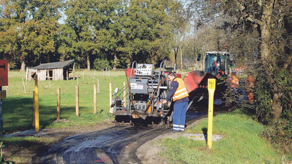 Der Radweg entlang der L 31 wird asphaltiert, solange die Arbeiten laufen, bleibt die L 31 zwischen Stapelmoor und Weener bis Freitag gesperrt. © Foto: Hoegen