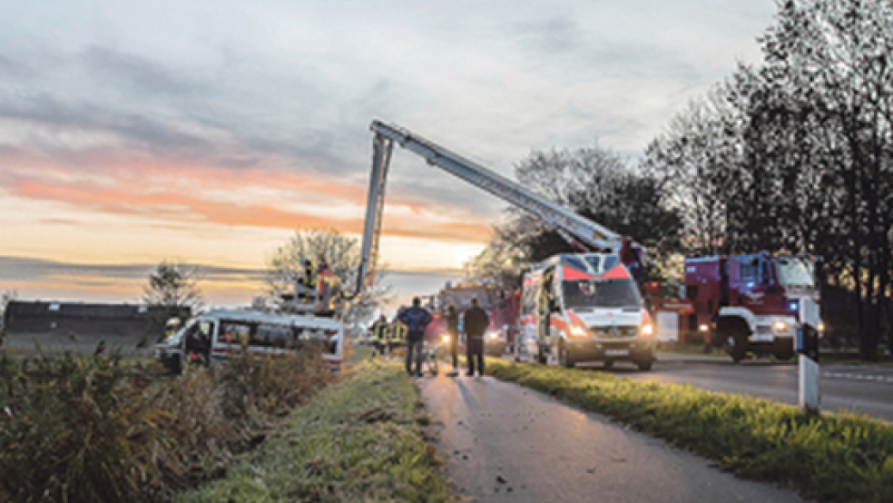 Mit der Hubrettungsbühne transportierte die Feuerwehr den verletzten Fahrer über den Graben zum Rettungswagen. © Foto: Klemmer