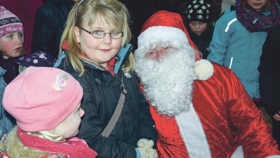 Im vergangenen Jahr war beim »Wiehnachtsmarkt bit Knotenpunkt« in Möhlenwarf für viele Kinder der Besuch des Weihnachtsmannes ein Höhepunkt. © Foto: RZ-Archiv