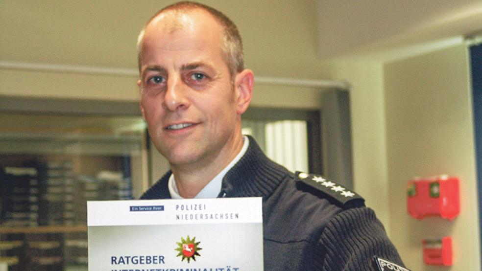 Der Weeneraner Polizeichef Stefan Reuwsaat gibt Ratschläge für den verantwortungsbewussten Umgang mit den Neuen Medien.  © Foto: Boelmann