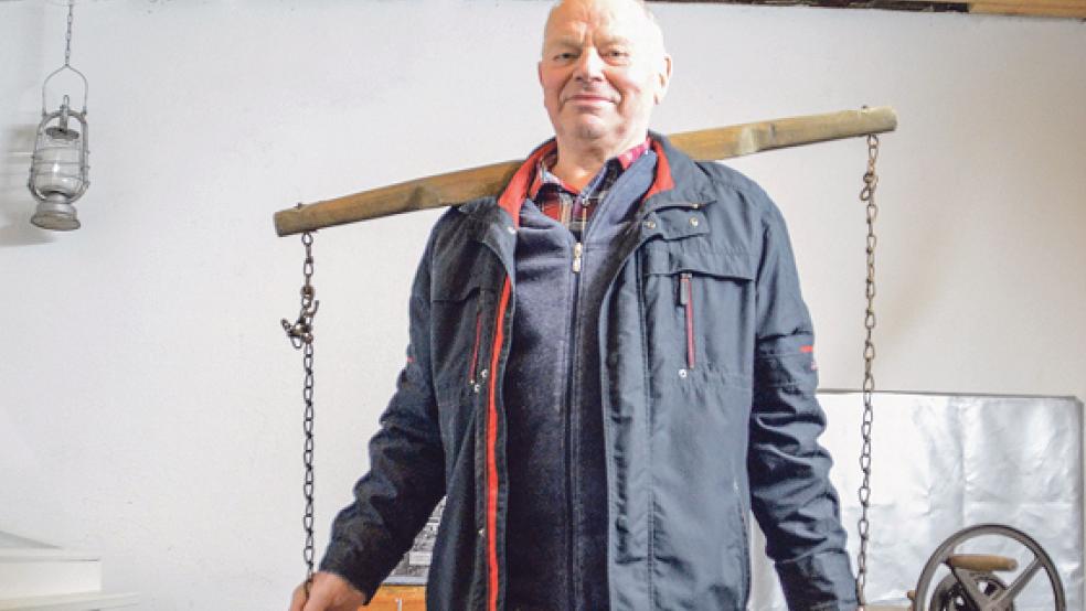 Gerhard Busemann mit zwei Milchkannen. © Foto: Hanken