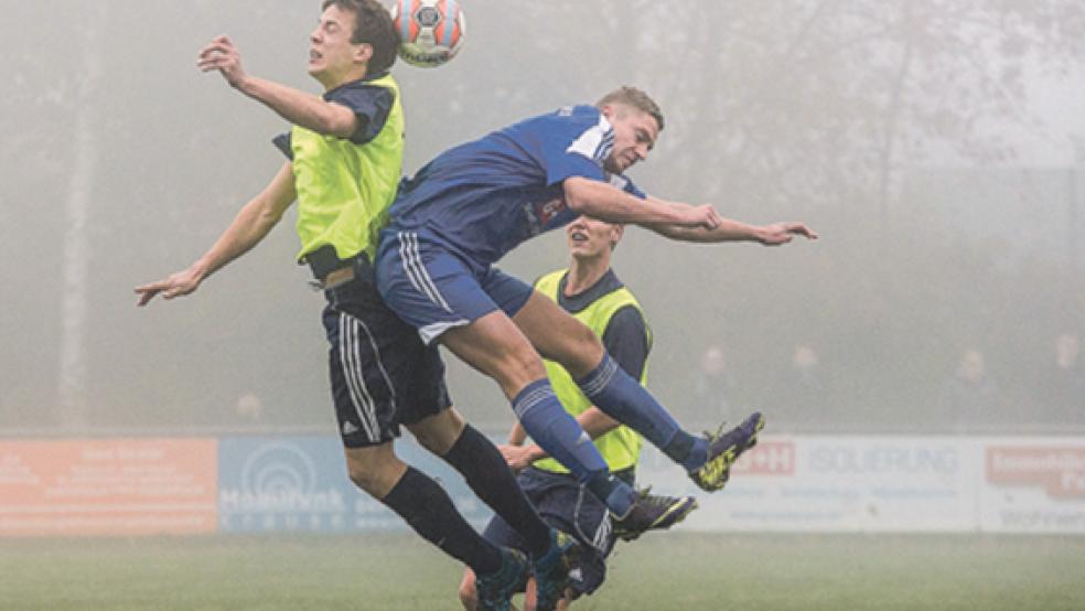 Verdrängungskampf im Mittelfeld der Ostfrieslandklasse B: Nicht nur die Heidjer um Hendrik Bock (l.) und die Holthuser um Alexander Meyer liegen eng beieinander. © Foto: Mentrup