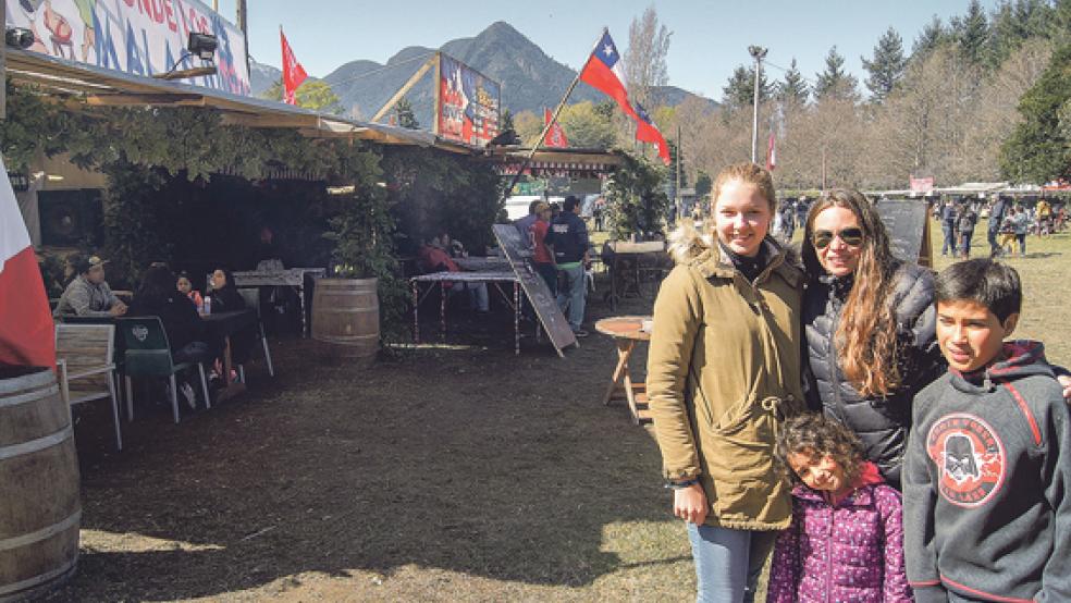 Mit ihrer Gastfamilie besuchte Anne Venema (links) einen Markt, der anlässlich der »Fiestas Patrias« ausgerichtet wurde, den Feiern zur Unabhängigkeit des Landes. © Fotos: privat