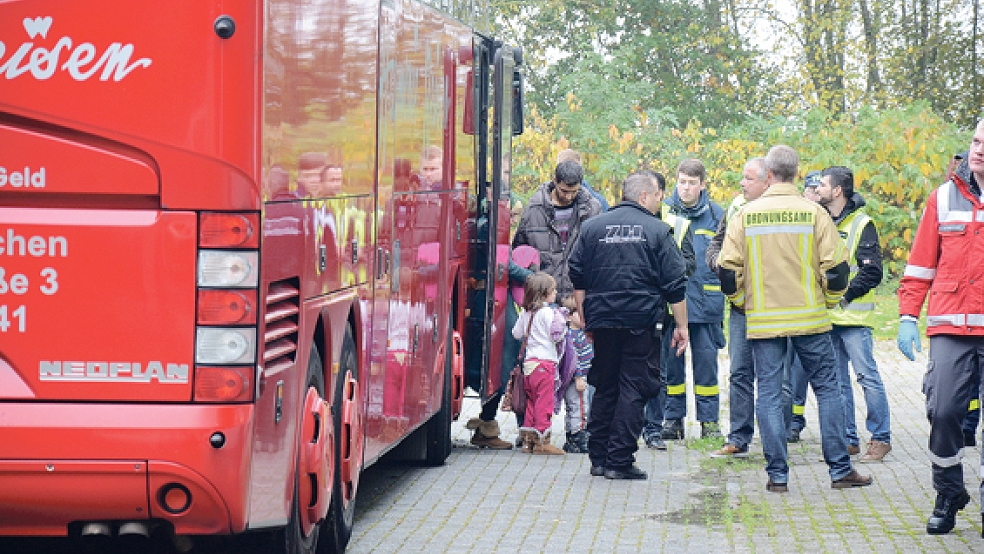 Ein weiterer Bus mit 50 Flüchtlingen (hier die Ankunft am 27. Oktober) wird Montag in Weener erwartet. © Archivfoto: Hanken