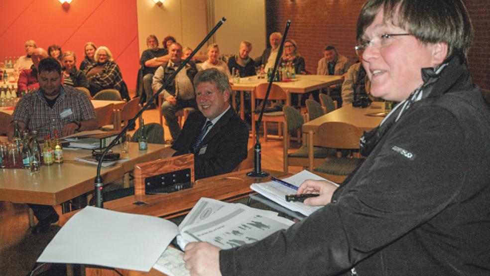 Christine Müller vom NWP Planungsbüro aus Oldenburg stellte in Jemgum den Ablauf zur Erarbeitung des Dorfentwicklungsplanes vor. © Foto: Szyska