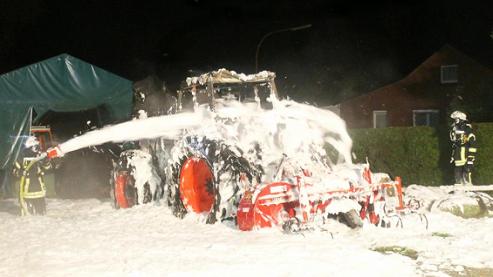 Ein Traktor in der Straße Dieler Alpen brannte am frühen Samstagmorgen lichterloh. Kurz darauf stand auch ein Schuppen in Flammen.  © Foto: J. Rand (Feuerwehr)