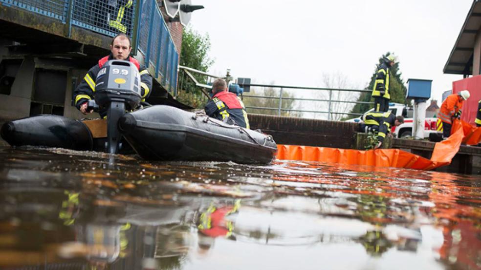 Rund 75 Meter Ölsperren verlegte die Feuerwehr im Weeneraner Hafen. © Foto: Klemmer