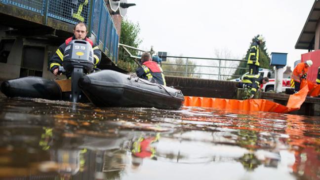 Ölteppich im Weeneraner Hafen