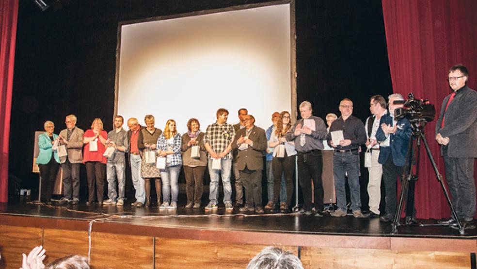 Nach der Vorführung des Filmes traten alle mitwirkenden Schauspieler auf die Bühne, um sich für den Applaus zu bedanken. © Fotos: de Winter