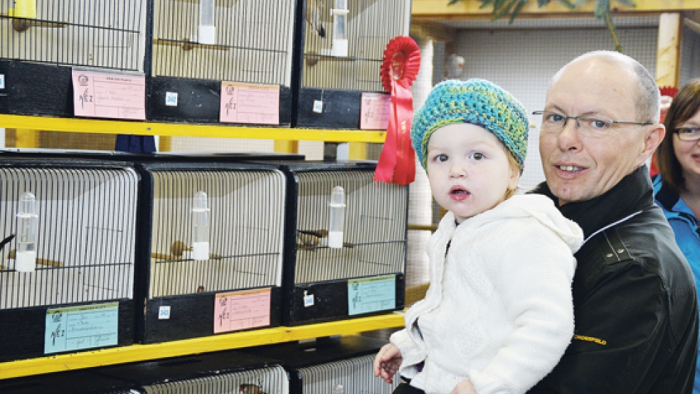 Ob mit »vorzüglich« bewertet oder nicht, war der kleinen Femke (hier mit Papa Sander) egal. Die Kleine hat an allen ausgestellten Vögeln ihre Freude. © Fotos:Himstedt