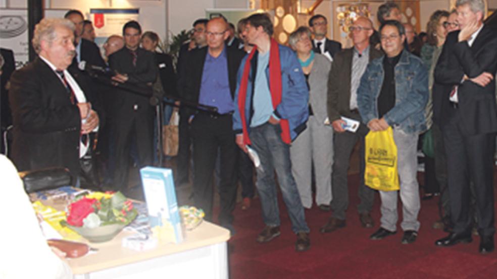 Bei der Eröffnungsfeier des »Ostfriesland Pleins« sprachen Rico Mecklenburg (links) für die Ostfriesische Landschaft und Prof. Dr. Gerhard Kreutz für die Hochschule Emden/Leer und die Netzwerkinitiative »greentech Ostfriesland«, die ebenfalls als Aussteller auf der Messe vertreten waren. © Foto: IHK