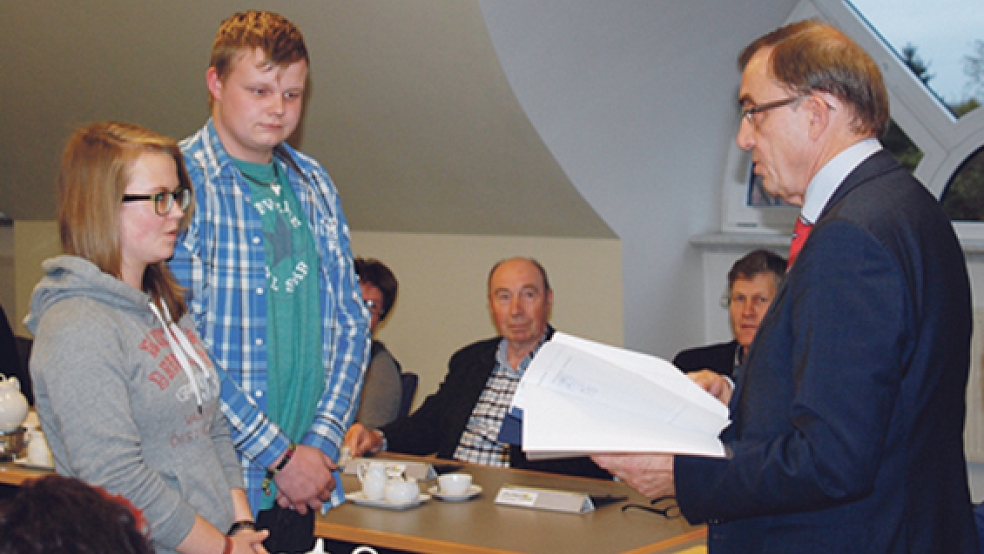 183 Unterschriften übergaben Gina Krämer und Björn Gersema gestern während der Sitzung des Schulausschusses an den Ersten Kreisrat Rüdiger Reske.  © Foto: Hoegen