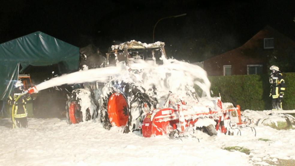 Der Traktor wurde durch den Brand erheblich beschädigt. © Foto: Rand (Feuerwehr)