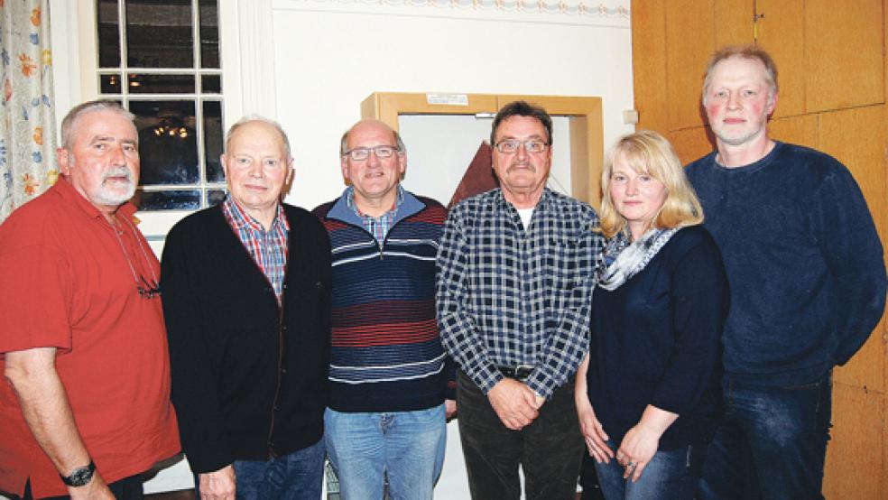 Gerhard Busemann (Zweiter von links) ist Vorsitzender des Milch- und Molkereivereins Rheiderland. Mit im Team sind Jörg Müller (links), Kassenwart Bajo Leemhuis (Dritter von links), Ausstellungsleiter Peter Sievers, die stellvertretende Vorsitzende Anja Busemann-Nagel und Amos Venema (von links). Venema kümmert sich um die Öffentlichkeitsarbeit. © Foto: Hoegen