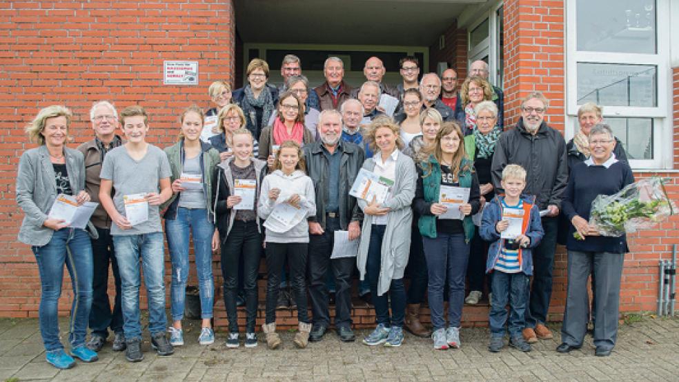 Abzeichen und Urkunden nahmen die erfolgreichen Sportler in Weener entgegen. © 