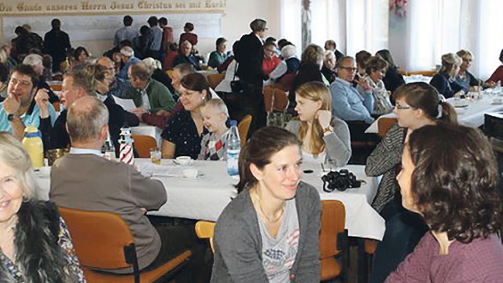 Mehr als 100 Mitglieder der Familie Bruhns trafen sich jetzt im Gemeindesaal der reformierten Kirche in Ditzum. © Foto: privat