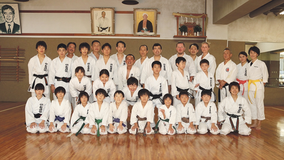 Kampfsport verbindet: Vicky (hinterste Reihe 4. von rechts) und Jens Fricke (hinterste Reihe 6. von rechts) bei der Shotokan Karate International (SKI). Die SKI war nur eine von vielen Stationen auf der achttägigen Reise des Paares. © Fotos: privat