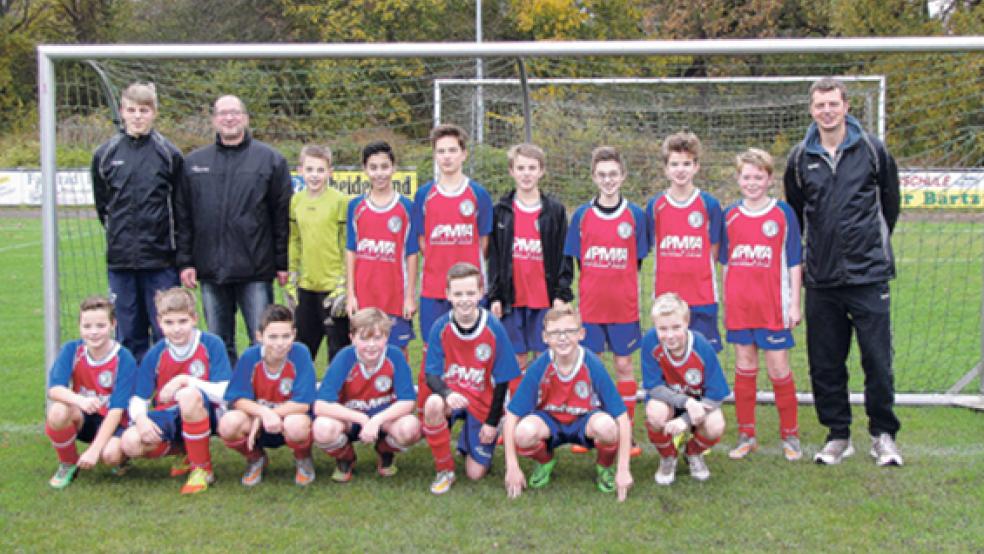 Die erste D-Jugendmannschaft des JFV Oberrheiderland: (stehend von links) Steffen Busemann, Herbert Waltemathe, Leon Brunzel, Mohamed Shakir, Felix Lange, Janosch Kautzky, Arne Waltemathe, Joris Cornelius, Thede Frei, Thomas Busemann, (kniend von links) Joel Dupke, Nick ter Hark, Max Kolthoff, Thies Derr, Keno Kehlmann, Jannik Smidt und Hanno Woltermann. Es fehlen Maximilian van Oostenrijk und Jannes Köller. © Foto: privat