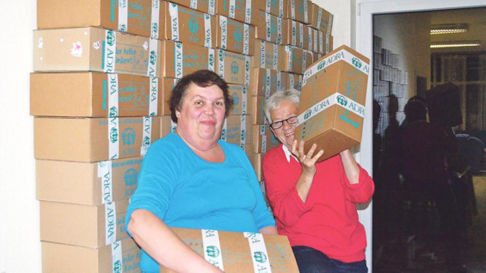 Johanne Freerks und Karin Wessels beim Stapeln der Weihnachtspakete für Osteuropa.  © Foto: privat