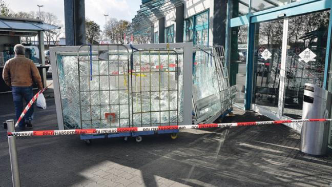 Mit Volvo durch die Glastür