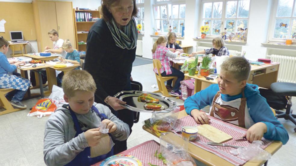 Fleißig schnippeln mussten diese beiden Jungs aus der 5. Klasse. © Foto: privat