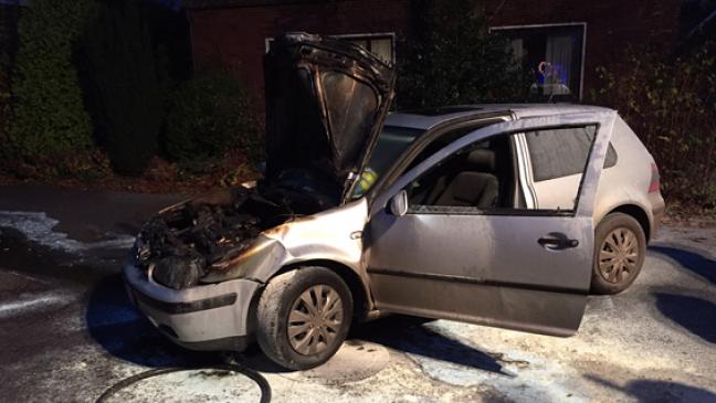 Feuer im Motorraum eines VW Golf