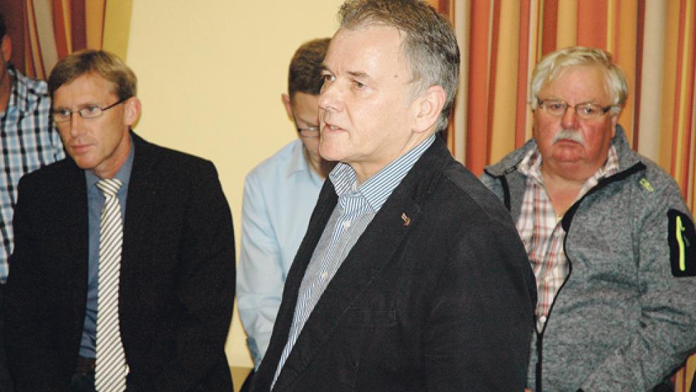 Gemeinsam mit Fachbereichsleiter Harm-Markus van Vügt (links) informierte Bürgermeister Gerald Sap über die Flüchtlingssituation in der Gemeinde. Rechts: Ortsvorsteher Kurt Voß. © 