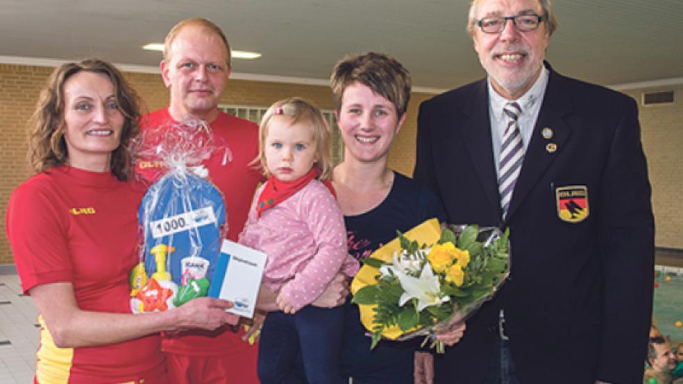 Mit der kleinen Amke freuen sich Marianne Schüür-Buntjer, Jens Buntjer, Mutter Maike Müller-Elsner und Ferninand Reit (von links) über die Jubiläums-Mitgliedschaft in der DLRG-Ortsgruppe Weener. © Foto: Mentrup
