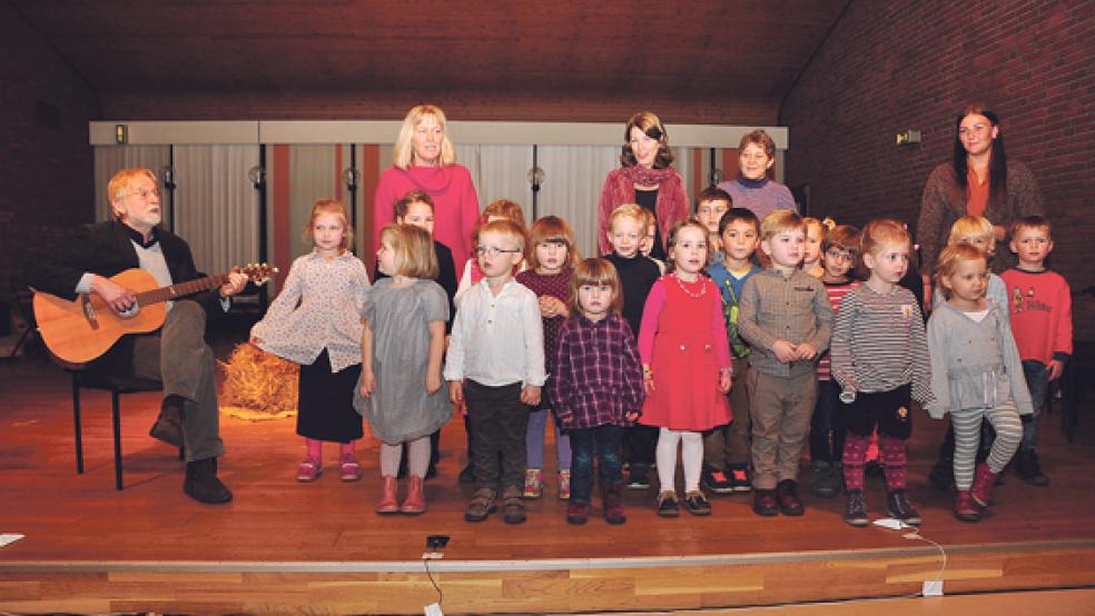 Zusammen mit Jan Cornelius (links) krönten die Sprösslinge des Kindergartens »Klecks« ihren Auftritt mit dem Lied »Puddelhuntje«. Nach lang anhaltendem Beifall kamen die Kleinen um eine Zugabe nicht herum. © 