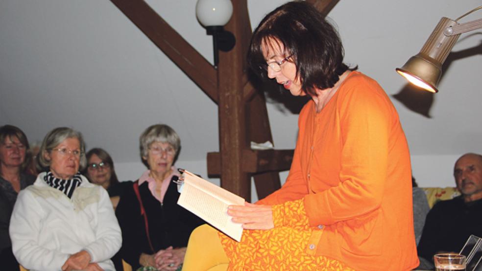 »Die stille Braut« heißt das neue Werk von Barbara Wendelken, das sie im Rahmen der Krimitage in der Stadtbücherei Weener vorstellte. © Foto: Flockenhagen