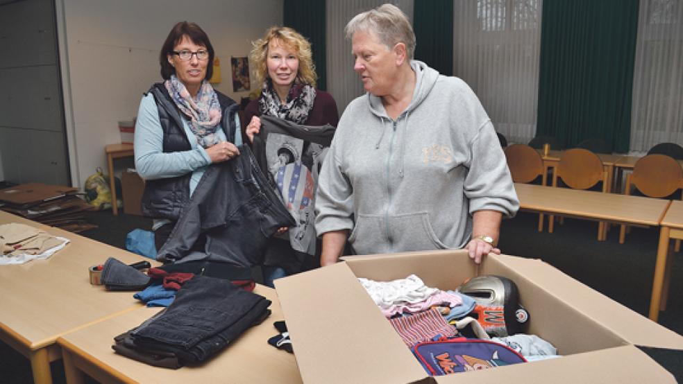 Beim Sortieren gespendeter Kleidung: Adelheid Meints, Andrea Troff und Hedwig Geerdes (von links). © Foto: Hülsebus