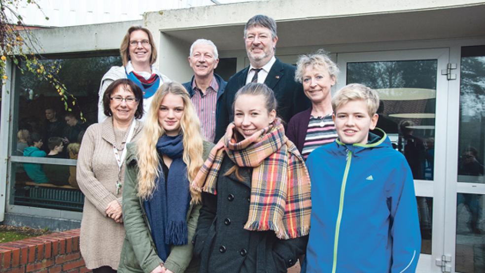 Eine Spende von 500 Euro überreichten Sabrina Koetsier und Holger Busemann vom Deutsch-Französischen Freundeskreis (oben, von links) an die Oberschule. © Foto: de Winter