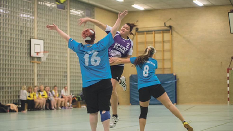 Volle Kraft voraus: Die Handballerinnen der HSG Weener/Bunde ließen sich auch in Jemgum nicht aus der Erfolgsspur bringen. © Foto: Klemmer