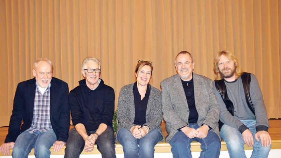 Der »Bun(d)te Abend« ist ihr Baby: Herbert Neumann (Zweiter von rechts) und seine Mitstreiter Hinderk H. Smidt (von links), Dieter Hunken, Birgitt Heijnal-Modder und Johann Dannen.  © Foto: Himstedt