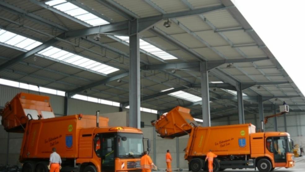 Müllfahrzeuge beim Entladen auf der Mülldeponie in Breinermoor. © Foto: Boelmann