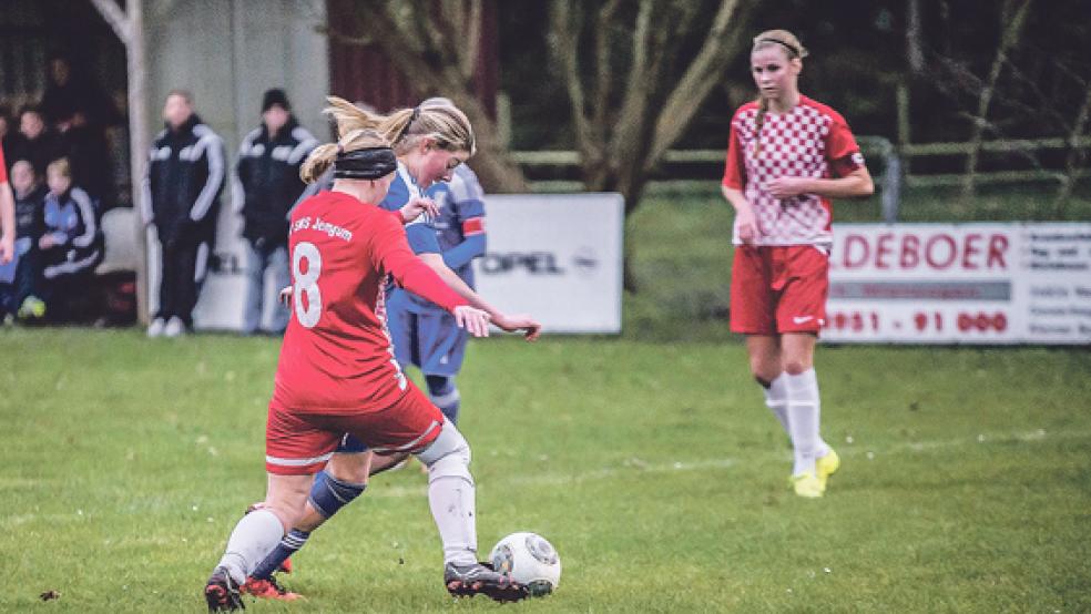 Spannende Derby-Zweikämpfe lieferten sich die SG Heidjer SV und der SV Ems Jemgum. Hier kämpfen Wiebke Dreesmann und Sonja Pilney um den Ball. © Foto: Klemmer