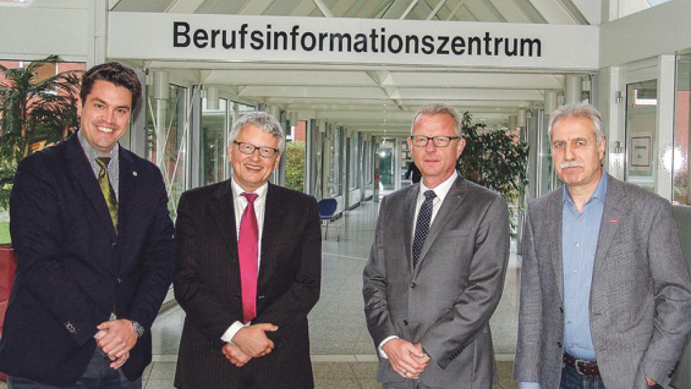 Stellten die »Ausbildungsbilanz« für Ostfriesland vor (von links): Timo Weise (Industrie- und Handelskammer für Ostfriesland und Papenburg), Manfred Gardemann (Agentur für Arbeit), Roland Dupák (Agentur für Arbeit) und Dieter Friedrichs (Handwerkskammer für Ostfriesland). © Foto: Boelmann 