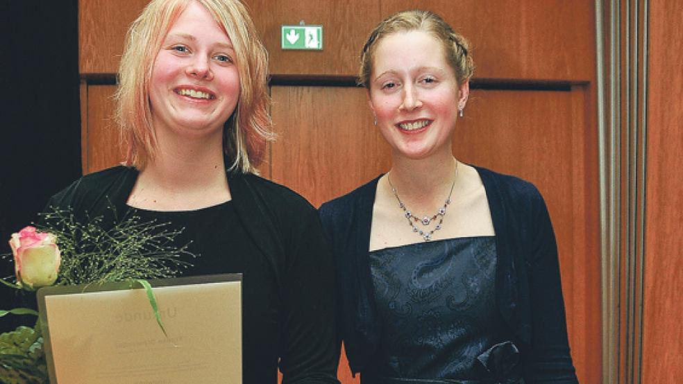 Ihre Ausbildung zur Landwirtin haben auch zwei Rheiderländerinnen beendet: Antje Sanders (links) und Frauke Schwantjer freuen sich über ihren Abschluss.  © Foto: Wolters