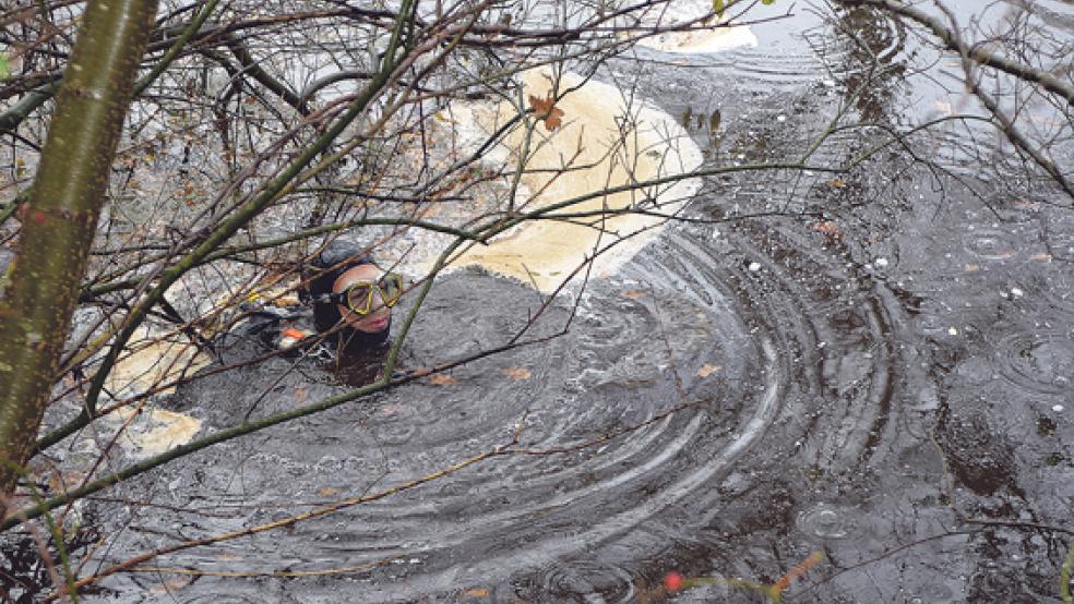 Polizeitaucher haben gestern Diebesgut aus dem Haren-Rütenbrock-Kanal im Emsland geborgen. Der Tauchgang steht in Zusammenhang mit den Festnahmen von Tatverdächtigen in Weener und Bunde vor drei Wochen. © Foto: Böckermann