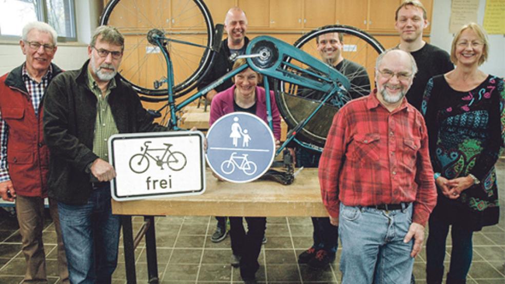 Ehrenamtlich aktiv in der Fahrrad-Werkstatt der Oberschule Weener sind Gebhard Telkamp, Klaus Dannen (von links) und Theodor Röskens (vorne). Darüber freuen sich (hinten von links) Werklehrer Christian Kottke, die Konrektoren Agnes Meiß und Kevin Lühring, Schulleiter Andreas Eden und die Migrationsbeauftragte der Stadt Weener, Angelika Janßen-Harms. © Foto: Szyska